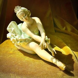 ♥️ Elegant Porcelain Ballerina Figurine, Vintage